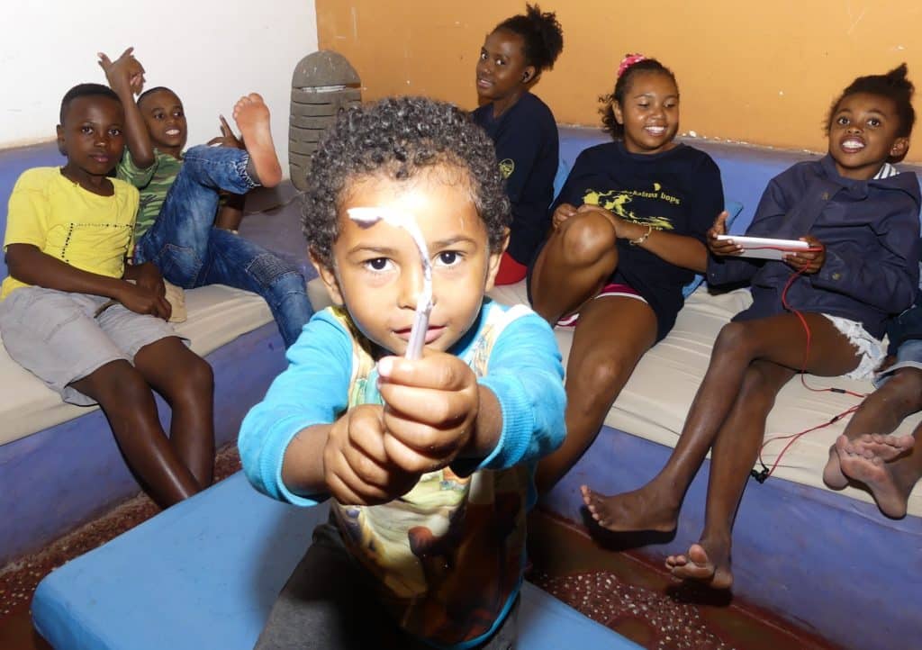 Enfant dégustant une noix de coco au Sakalava Lodge