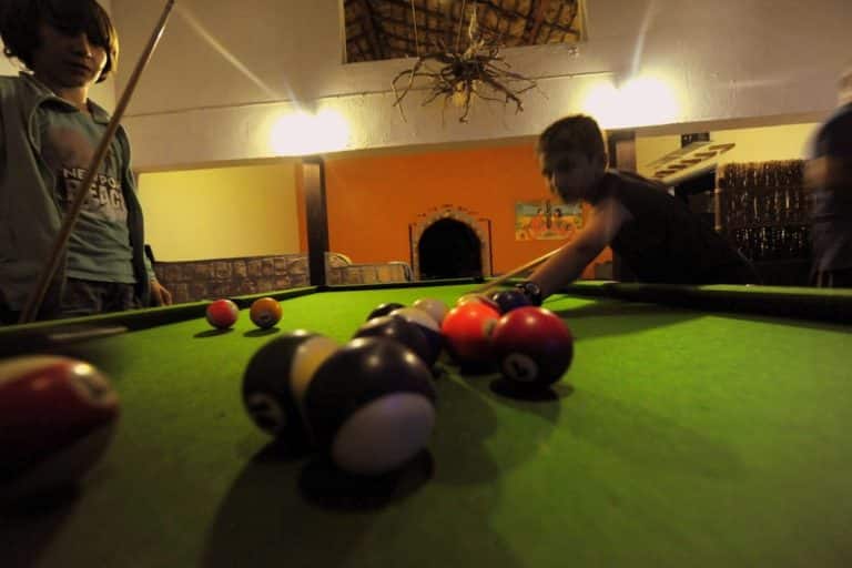 Partie de billard au Riders Bar