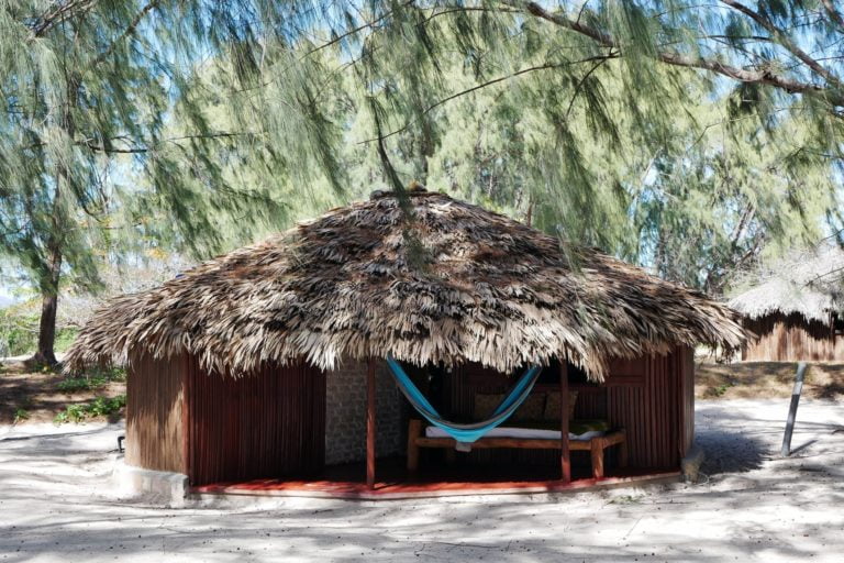 Bungalow avec hamac sous les filaos