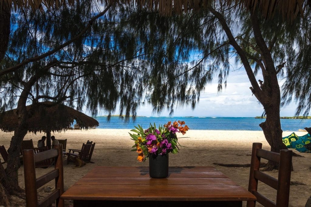 Enfants jouant au foot sur la plage du Sakalava Lodge