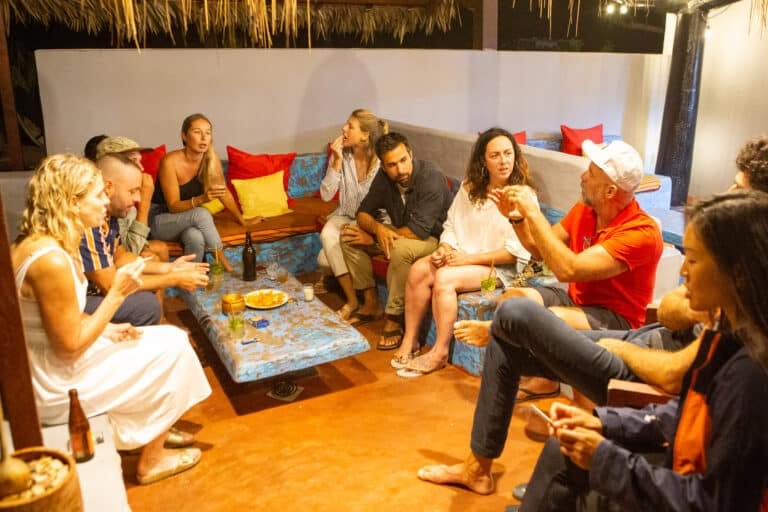 Apéro entre riders et digital nomads au Riders Bar