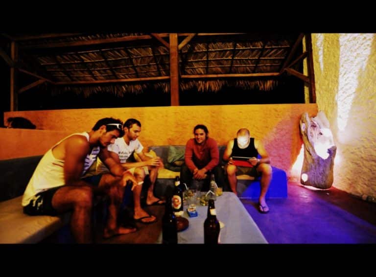Riders détendus dans le lounge du bar