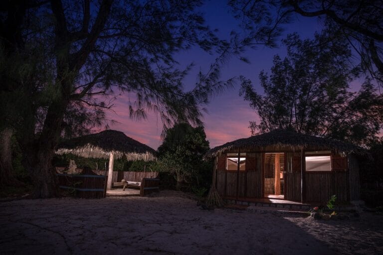 Bungalow à la tombée de la nuit