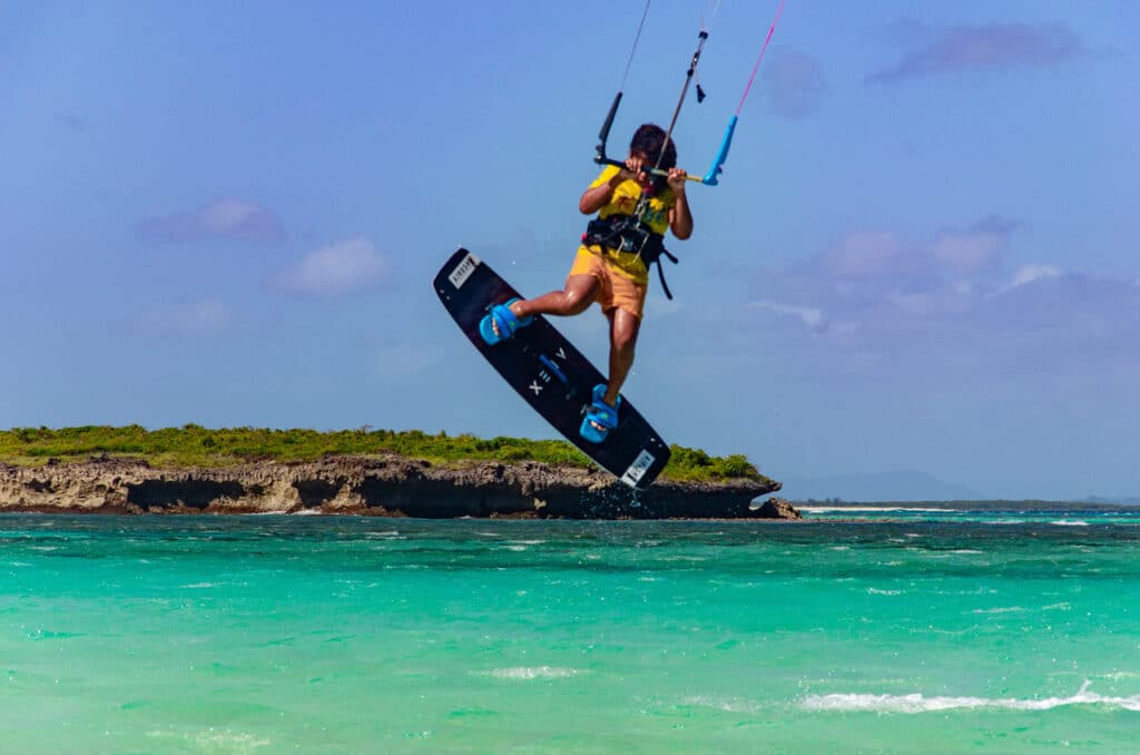 Session de kitesurf dans le lagon turquoise du Sakalava Lodge