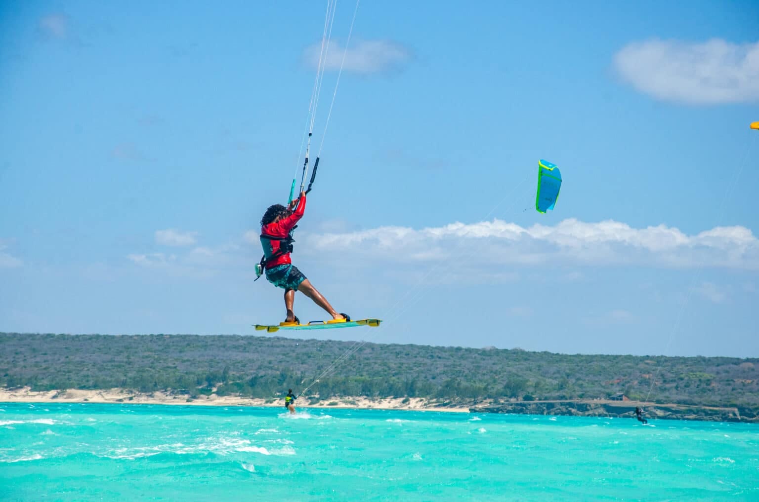 Rider en big air au-dessus du lagon de Sakalava Bay
