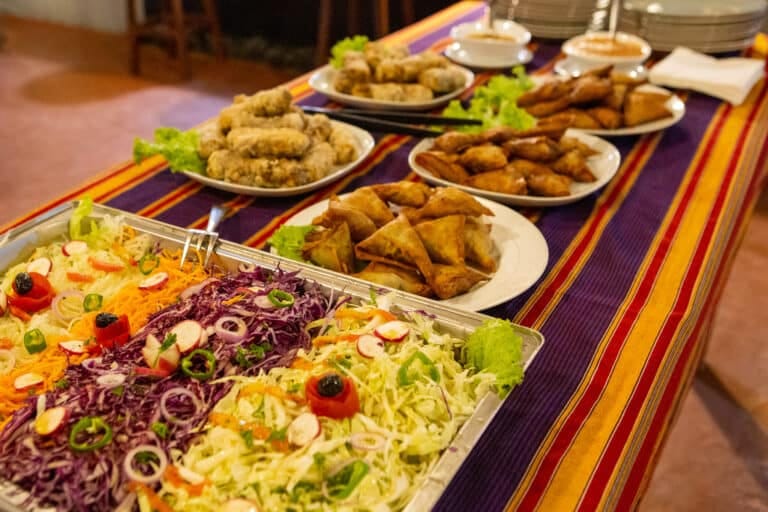 Buffet de samoussas, nems et salades fraîches