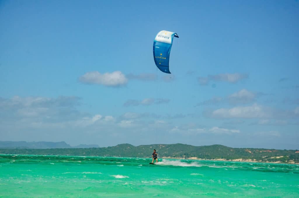 Figure aérienne en kitesurf dans le lagon, Sakalava Lodge