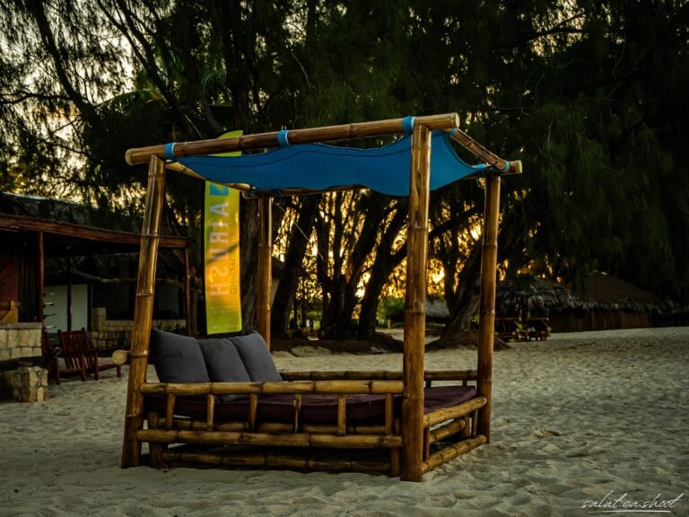 Lit de plage ombragé au Sakalava Lodge