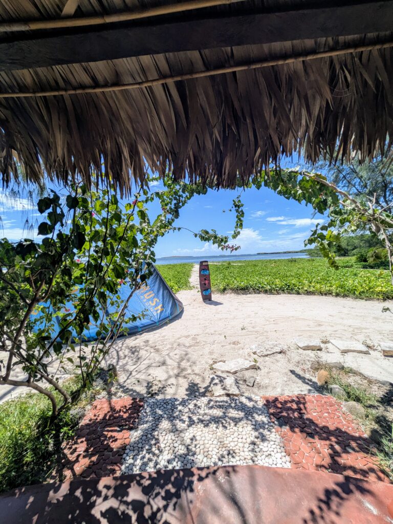 Vue sur le lagon depuis la terrasse d’un bungalow