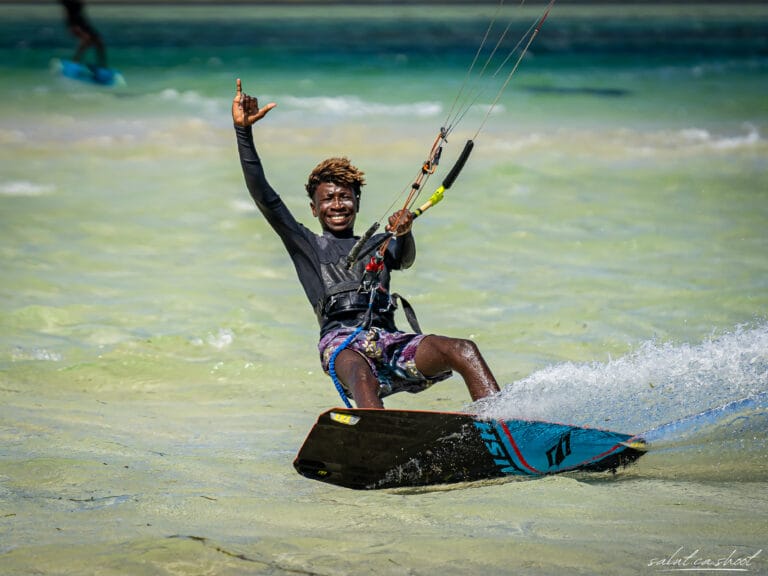 Kitesurfeur en session dans le lagon de Sakalava