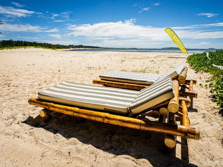 Transats sur la plage privée du lodge
