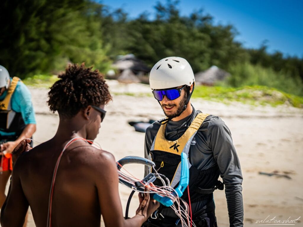 Riders équipés avant une session de kitesurf au Sakalava Lodge