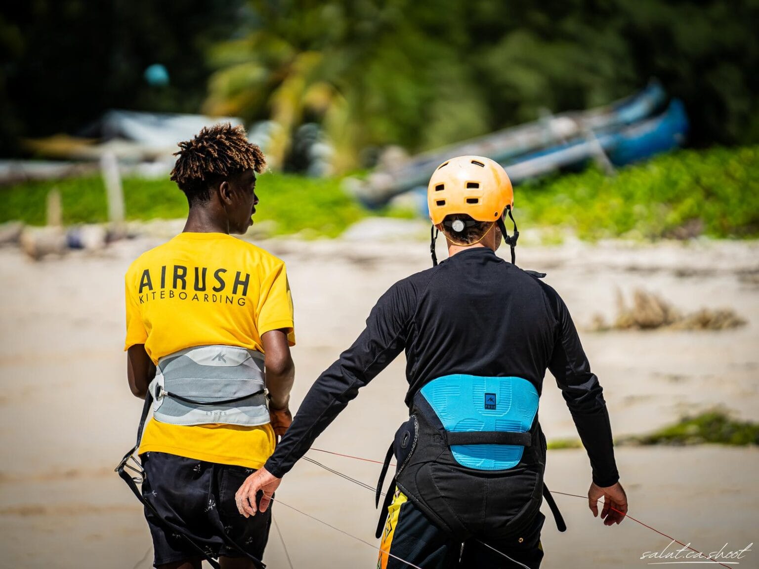 Moniteur et élève casqués avant un cours de kitesurf individuel sur la plage de Sakalava Bay, Madagascar