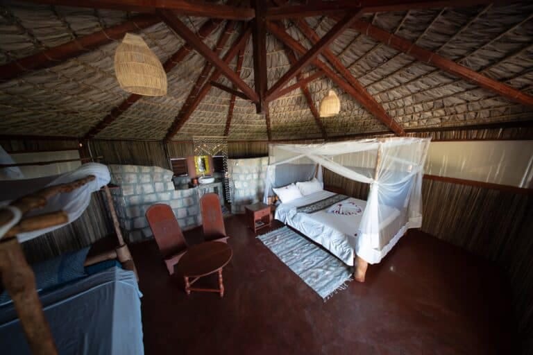 Intérieur d’un bungalow triple du Sakalava Lodge