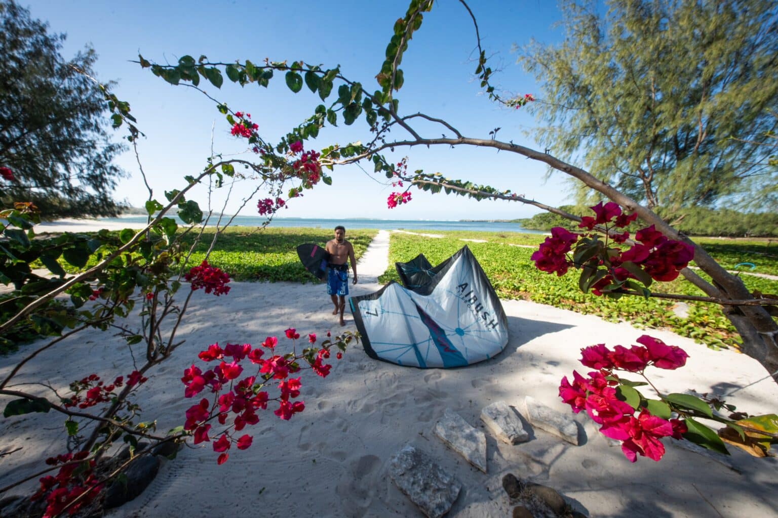 Bungalow du Sakalava Lodge face au lagon, kite prêt sur la plage