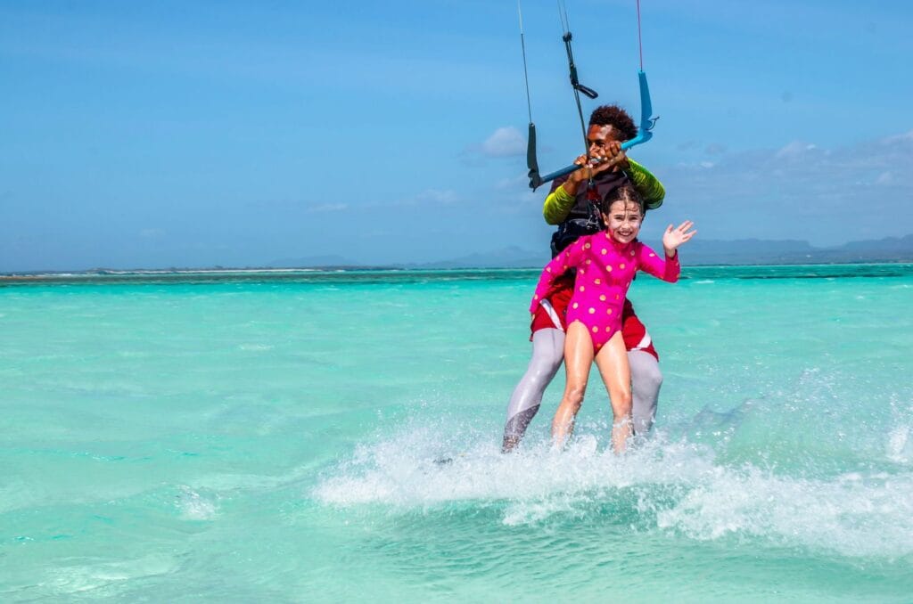 Session de kitesurf dans le lagon turquoise du Sakalava Lodge