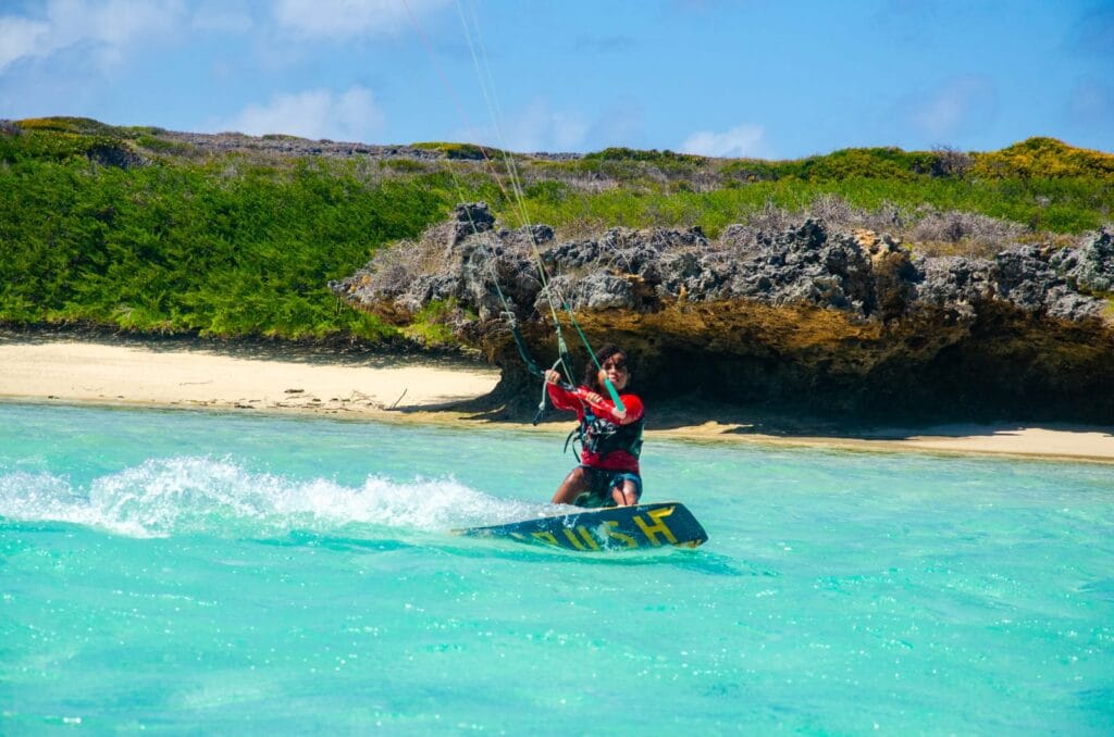 Rider en kitesurf affrontant les vagues au large du Sakalava Lodge