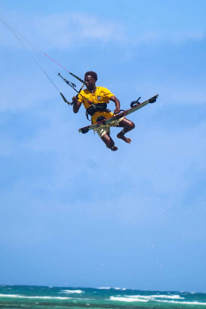 Rider en figure aérienne de kitesurf au Sakalava Lodge