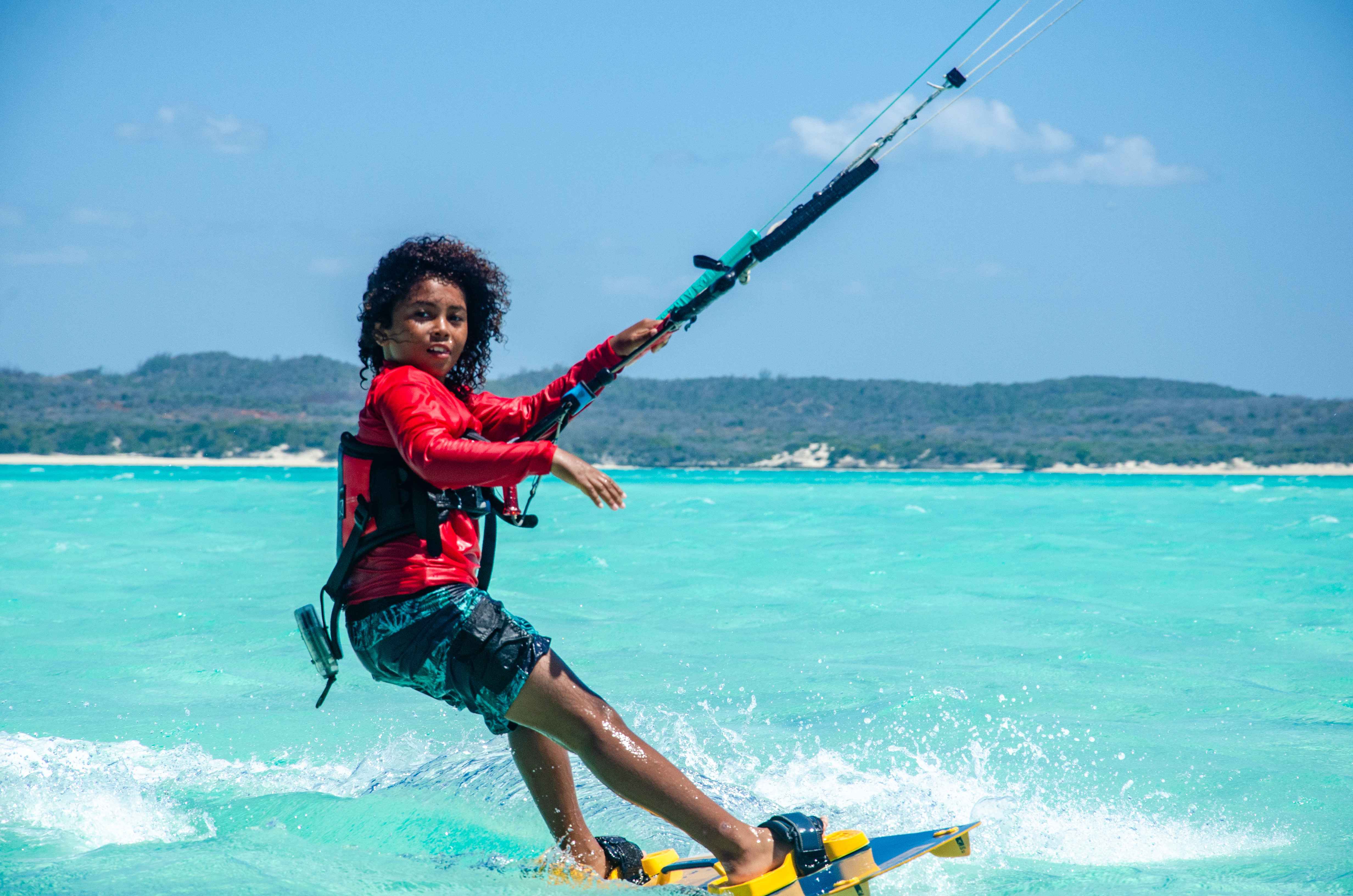 Rider en pleine session de kitesurf dans le lagon turquoise de Sakalava Bay, Madagascar
