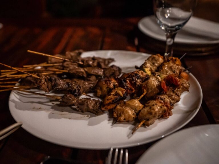 Brochettes grillées au barbecue du lodge