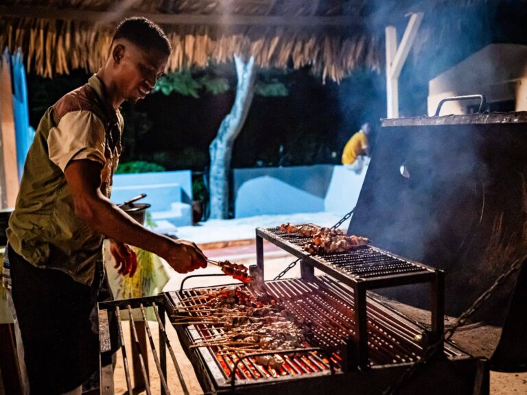 Le chef De Paul au barbecue du Sakalava Lodge