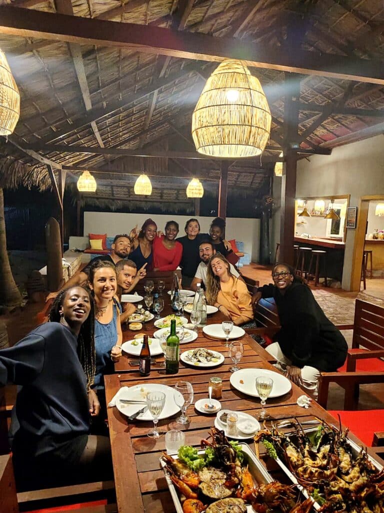 Dîner langoustes entre clients au restaurant du Sakalava Lodge