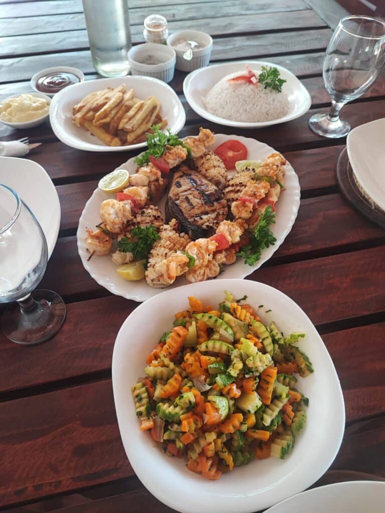 Plateau de fruits de mer grillés et salade maison au Sakalava Lodge
