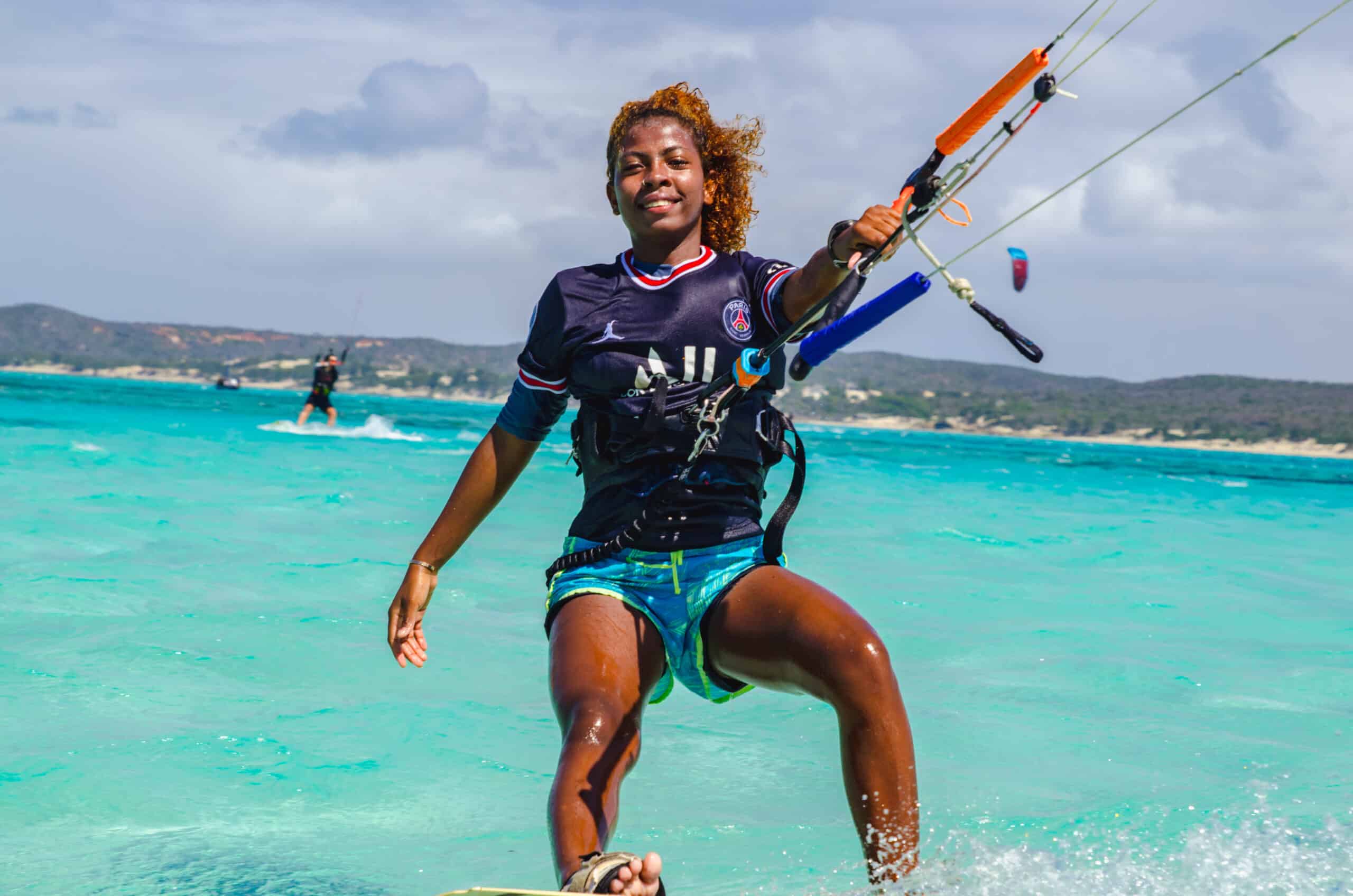 Rider de kitesurf souriante sur le lagon turquoise de Sakalava Bay, Madagascar