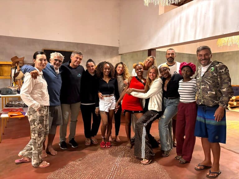 Clients et équipe réunis en soirée au Sakalava Lodge